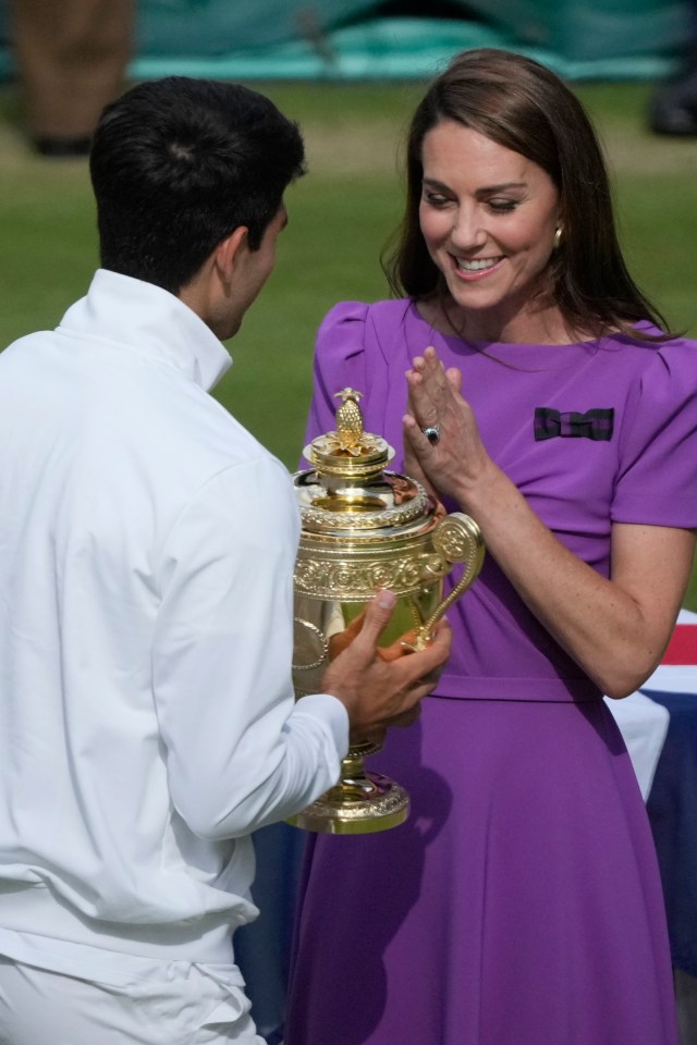 Kate handed the trophy to Carlos Alcaraz after he defeated Novak Djokovic