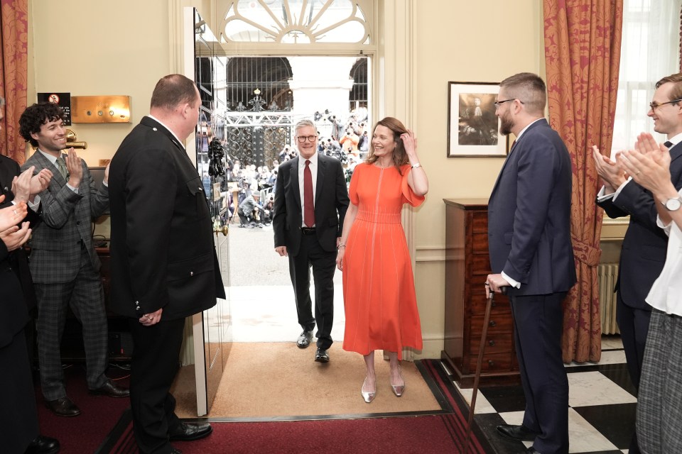 Sir Keir and Lady Starmer enter their new residence at No10