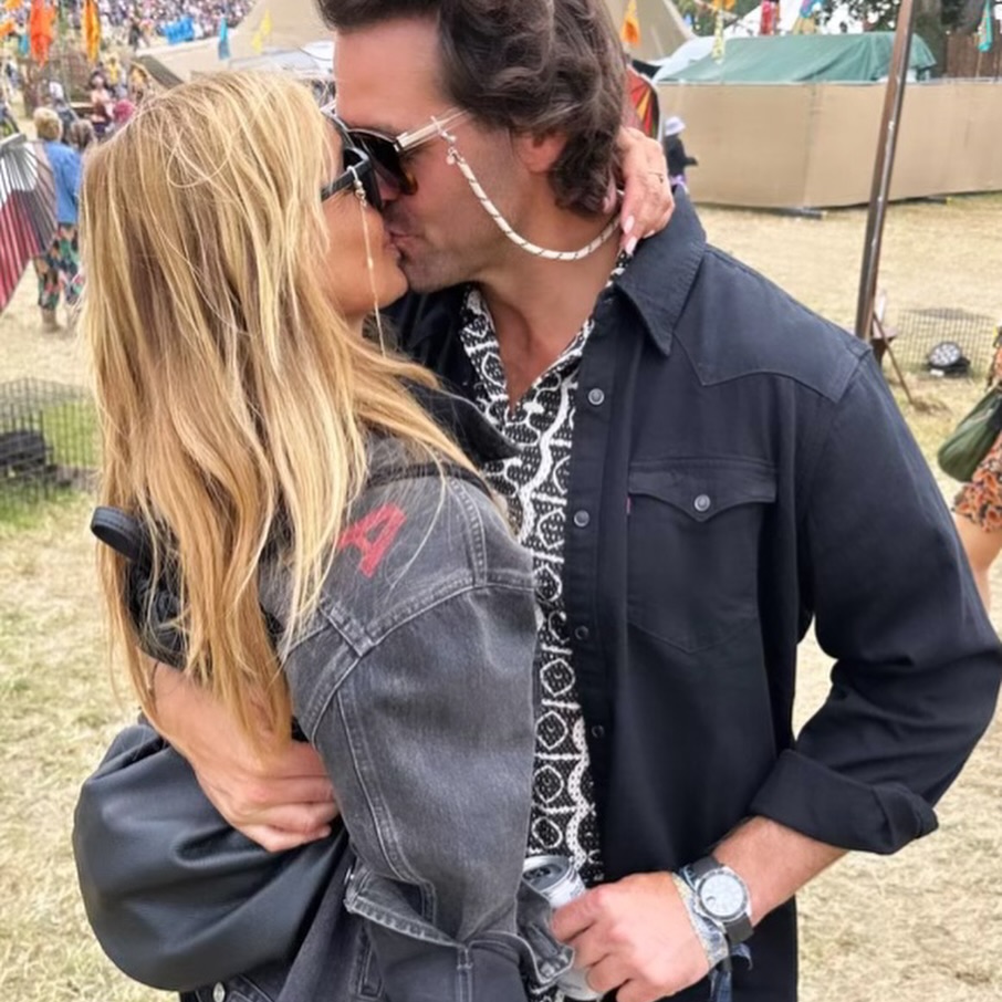 The smitten pair shared a kiss at Glastonbury