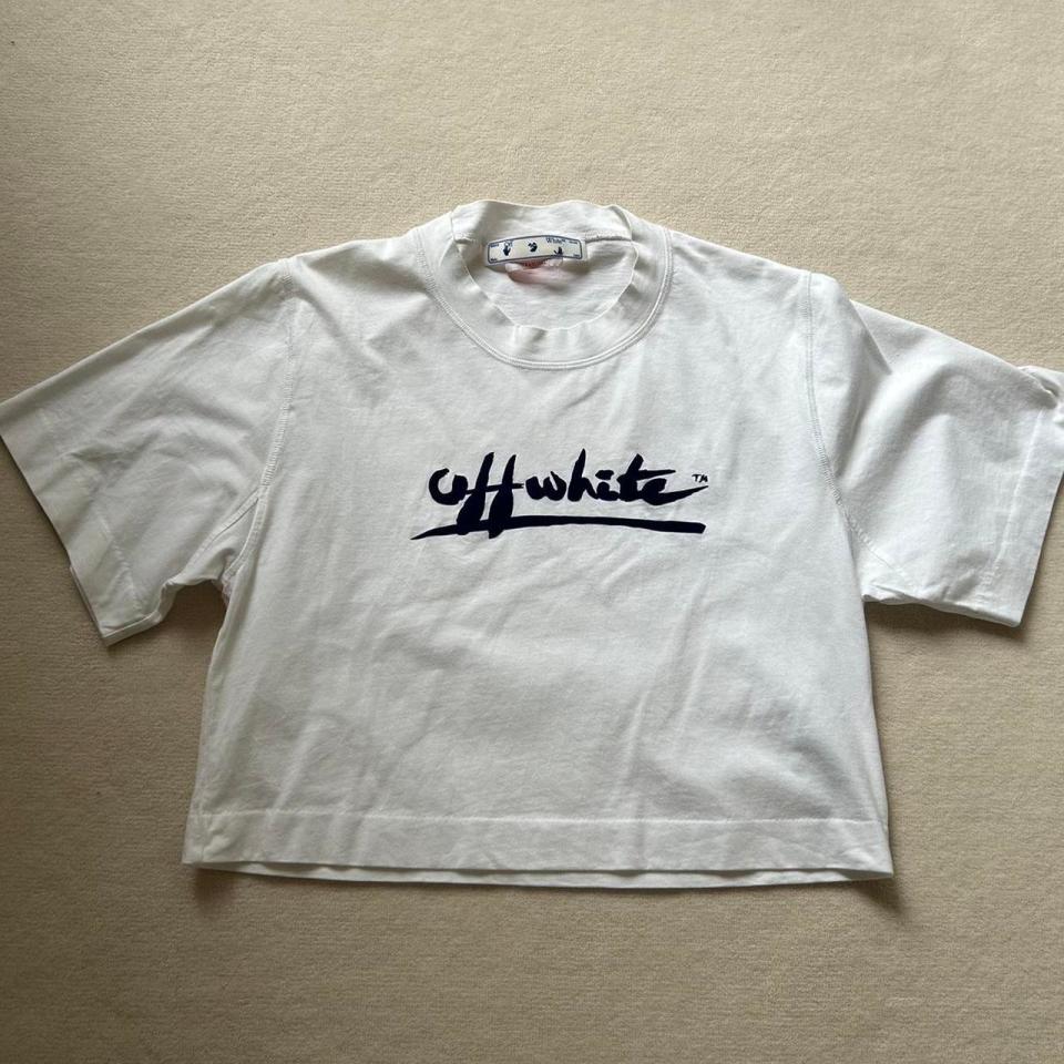 a white t-shirt that says off white on it