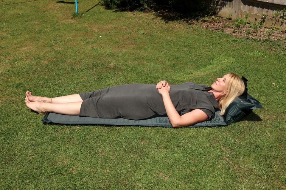 Lynsey tries out the Mountain Warehouse Self Inflating Mat with pillow