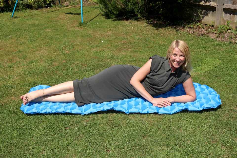 Lyndsey tries out the Mountain Warehouse Compact Inflating Mat