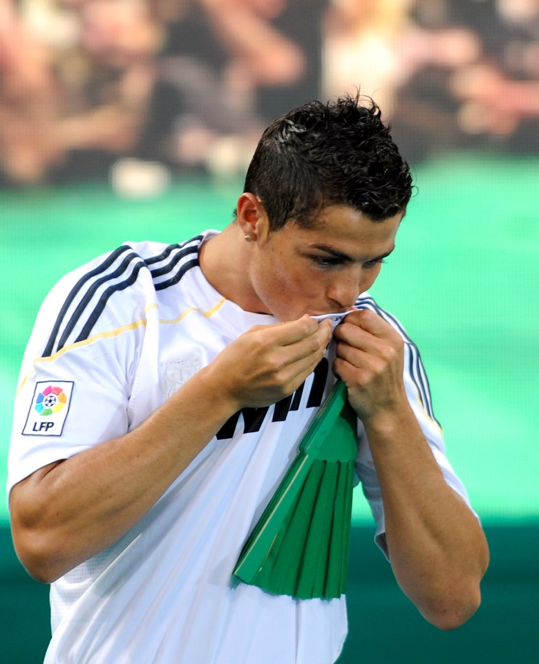 Cristiano Ronaldo kissed the badge just like Mbappe at his unveiling in 2009