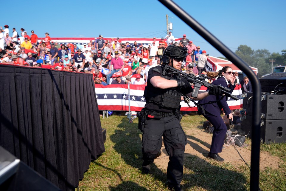 Armed agents rush to the stage