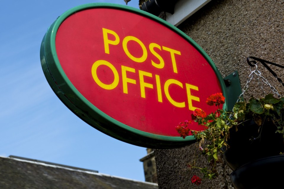 The Post Office is to closeover  100 loss-making branches and cut hundreds of jobs.