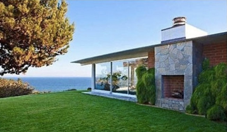 Brad Pitt owned this 1962 ocean view modernist house