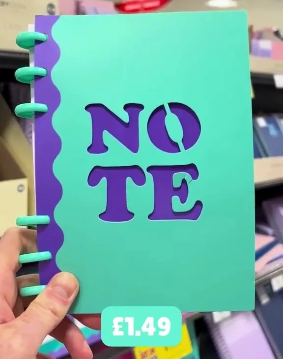 a person is holding a notebook that says no te