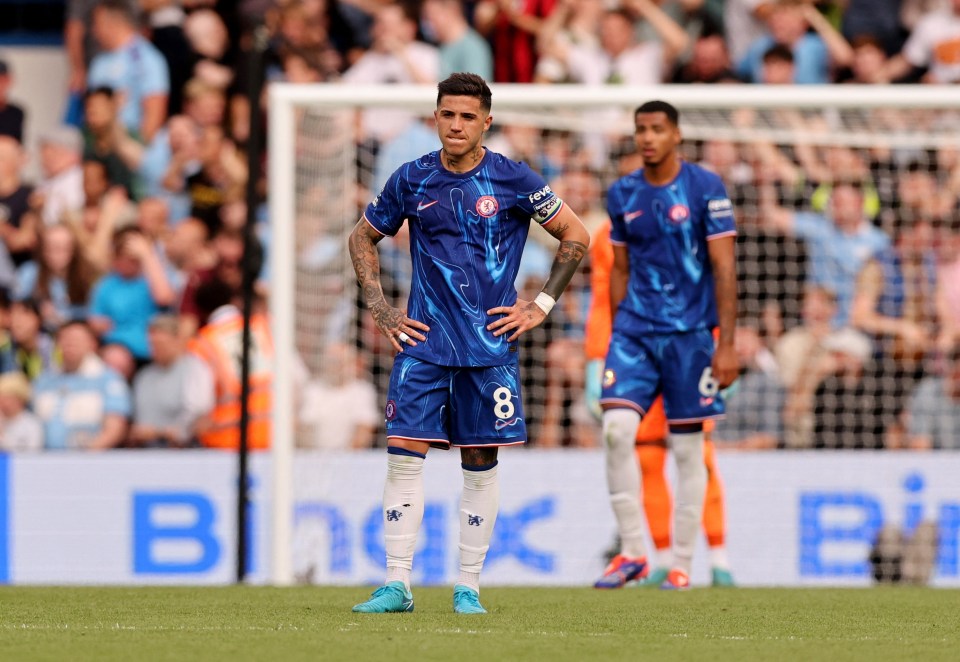 a soccer player with the number 8 on his jersey