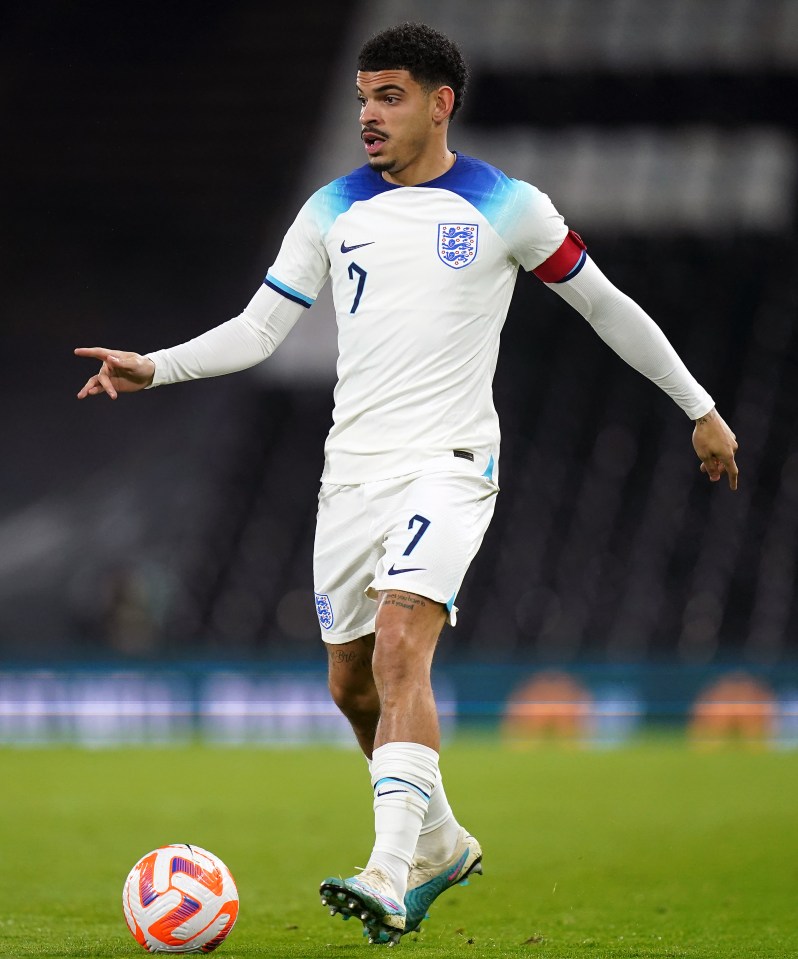 a soccer player with the number 7 on his jersey