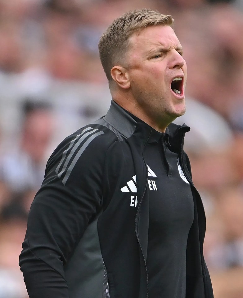 a man wearing a black jacket with the word en on it