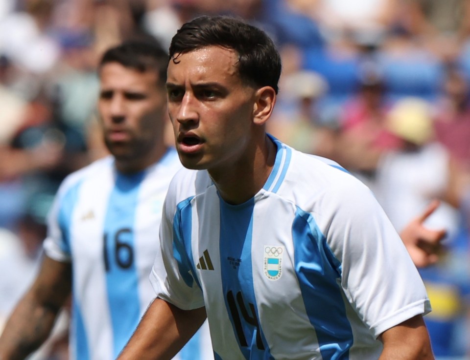 a soccer player with the number 14 on his jersey