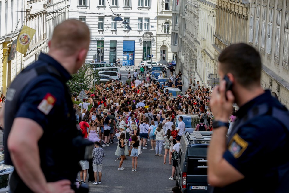 Cops kept an eye on Swift fans who sang in solidarity amid terror threats