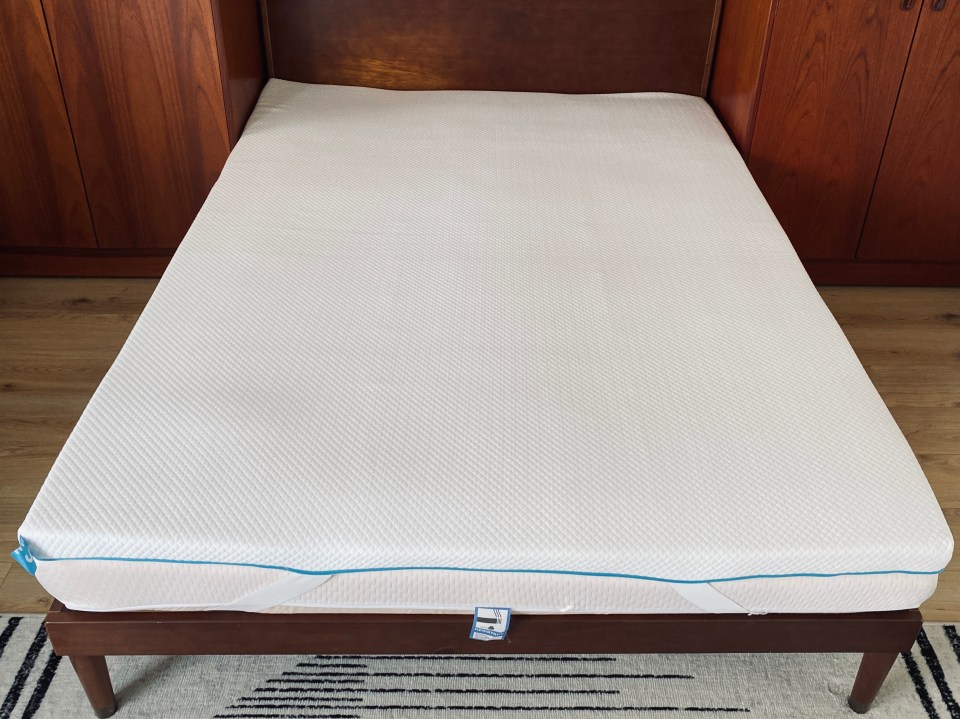 The Simba Hybrid Essential Topper flattened out pretty quickly, once placed on top of my mattress