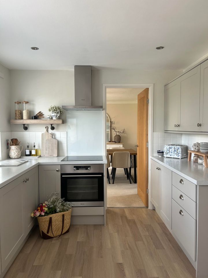 Jill swapped her oven, hob and splash back for a sleeker design