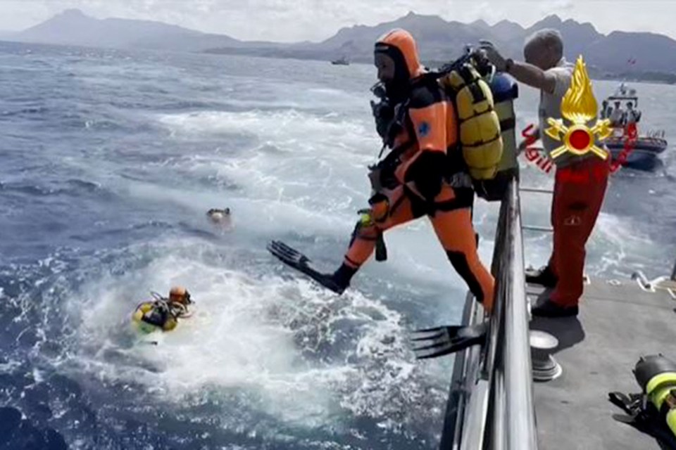 Divers jump in before descending to the wreck