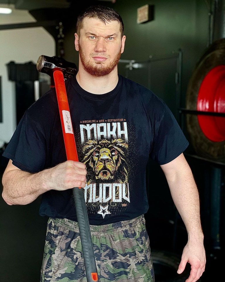 a man wearing a black shirt that says mark muddy