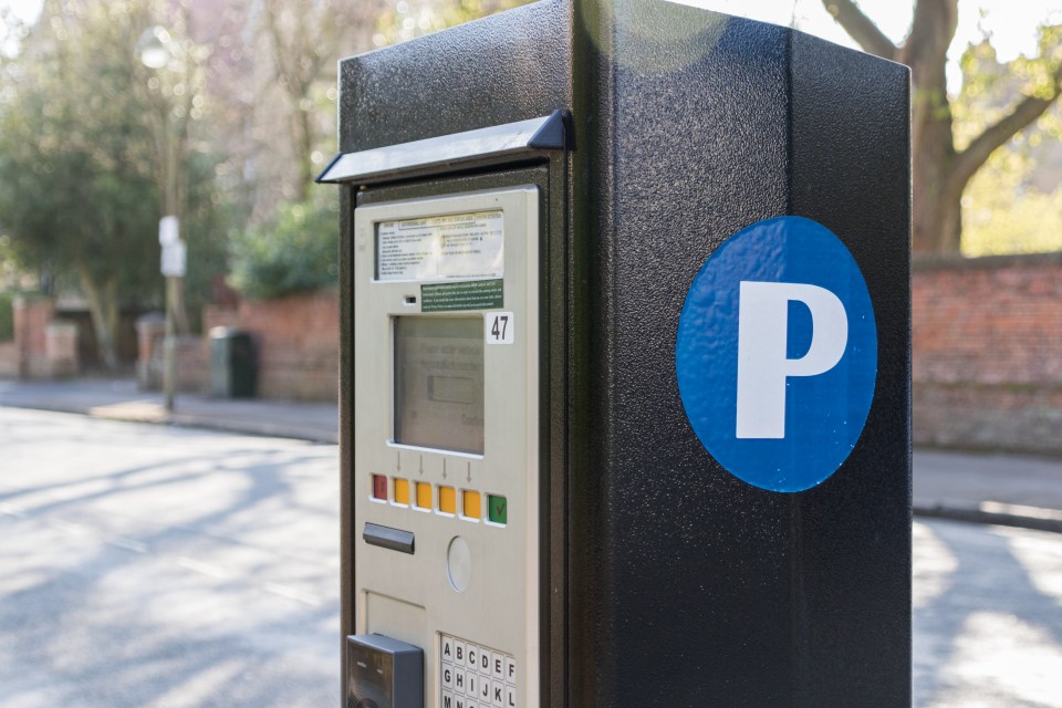 a parking meter with the letter p on it