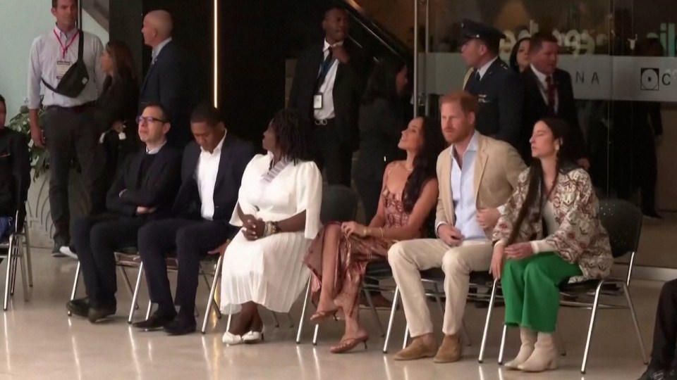 a group of people sitting in chairs in front of a sign that says ' na ' on it