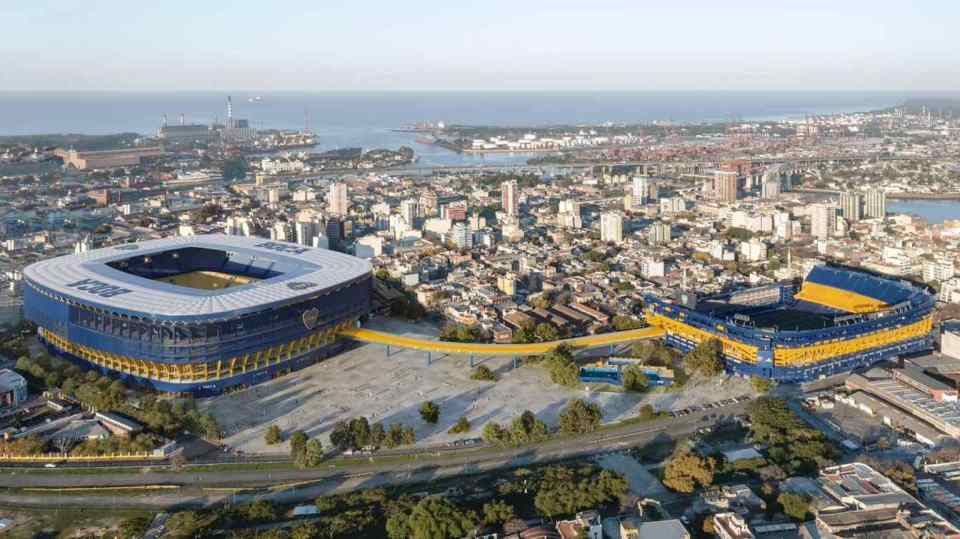 An even more radical version of Man Utd's proposal, with a footbridge between the old and new stadiums, was suggested for Boca Juniors by a presidential candidate