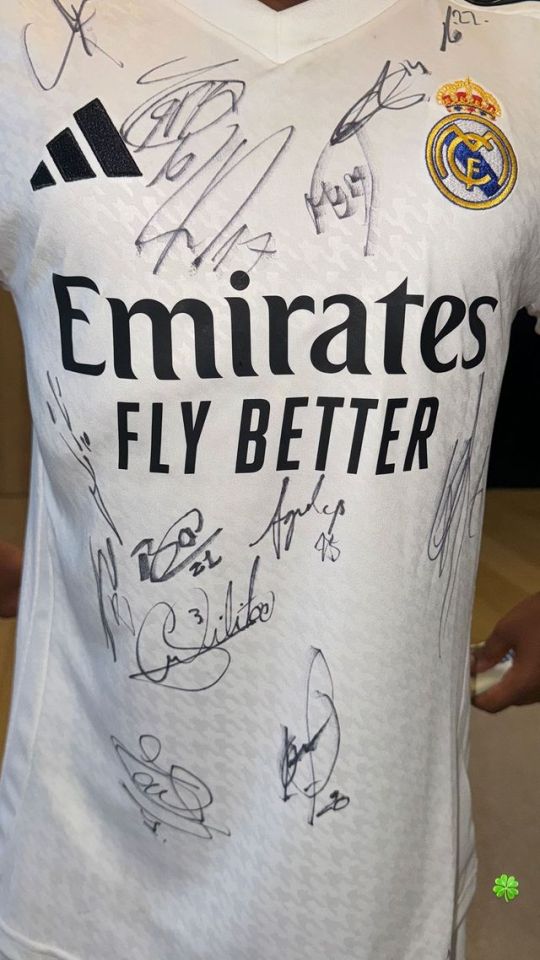 The youngster ended up getting plenty of signatures on his shirt