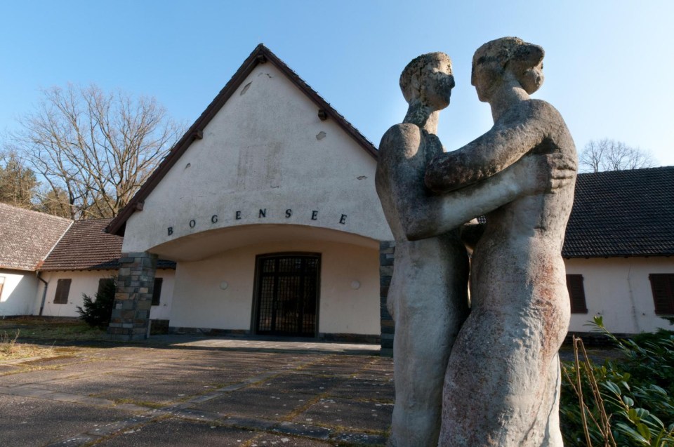 a statue is in front of a building that says bogensee