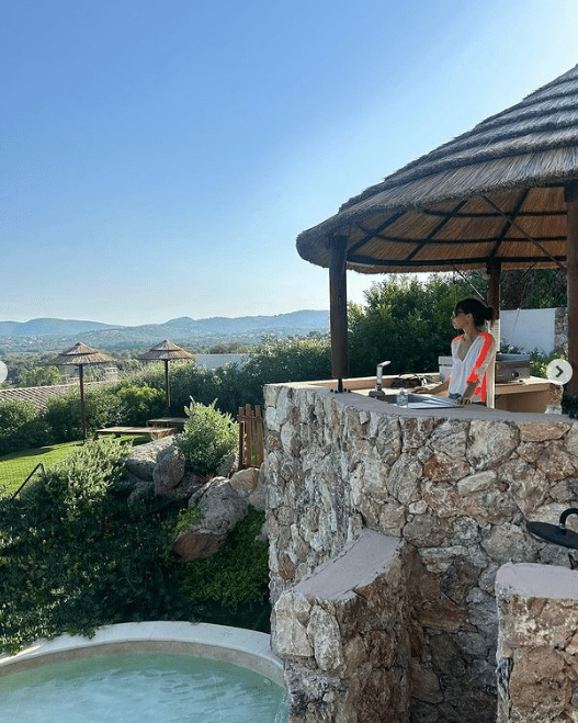 She posed in an outdoor kitchen in her incredible holiday villa