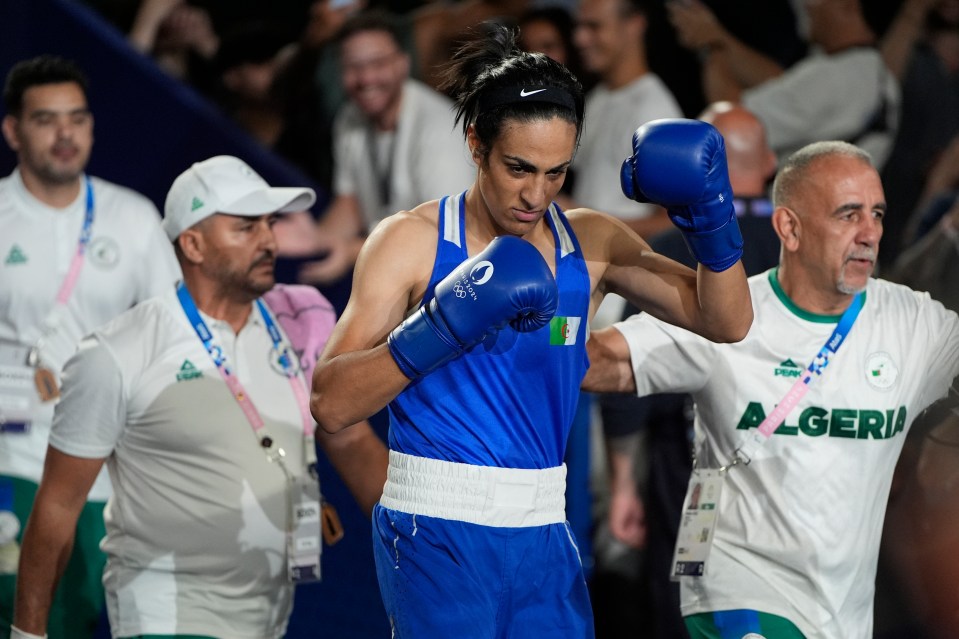 a boxer wearing a shirt that says algeria