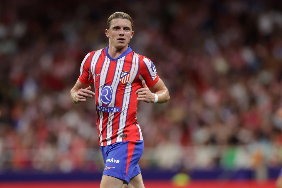 a soccer player wearing a red white and blue jersey with the number 21 on it