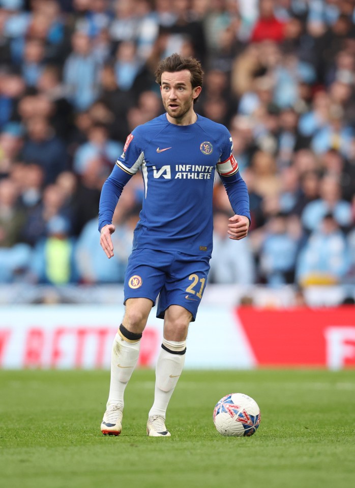 a soccer player with the number 21 on his jersey