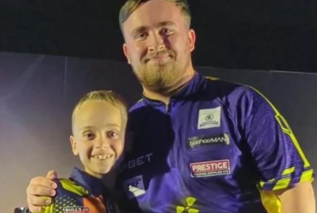 Noah posed with Premier League champion Littler on stage