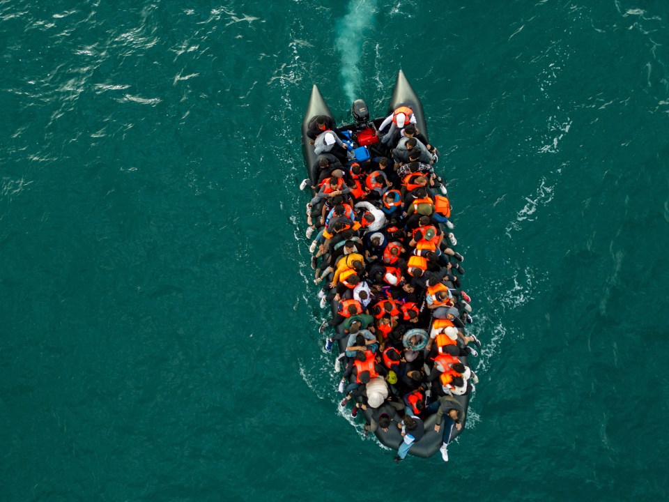 a boat full of people is floating in the ocean