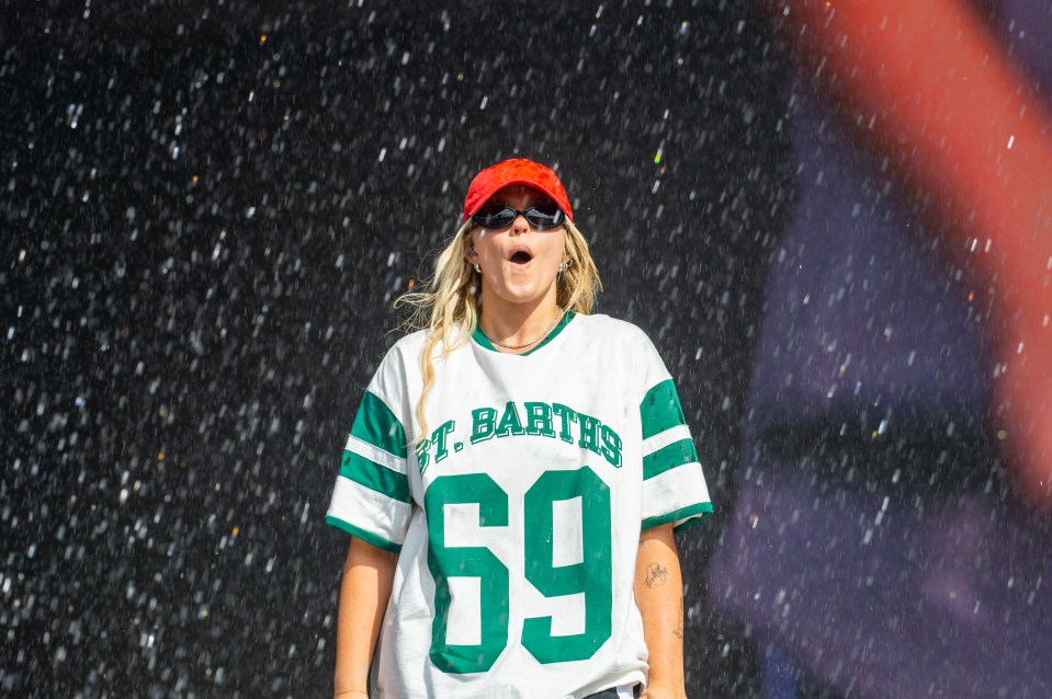 Renee Rapp’s performance at Reading Festival was cancelled three songs in after she was drenched by rain