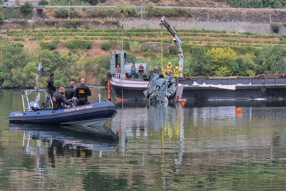 a boat that has the word policia on it