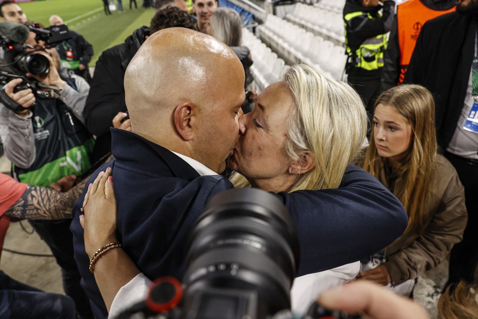 Arne Slot's private wife Mirjam gives him a kiss after success at Feyenoord in 2022