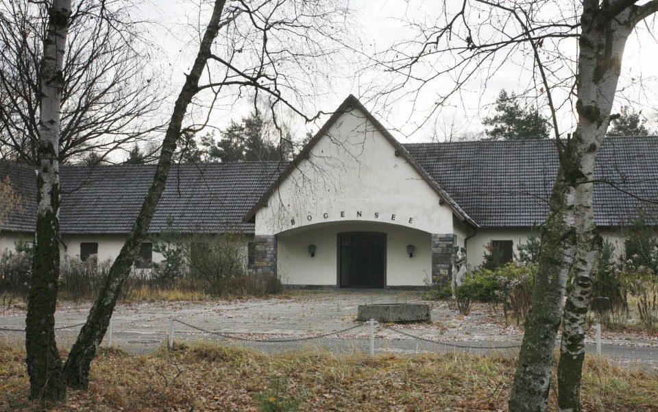 a white building with the word bogenser on it