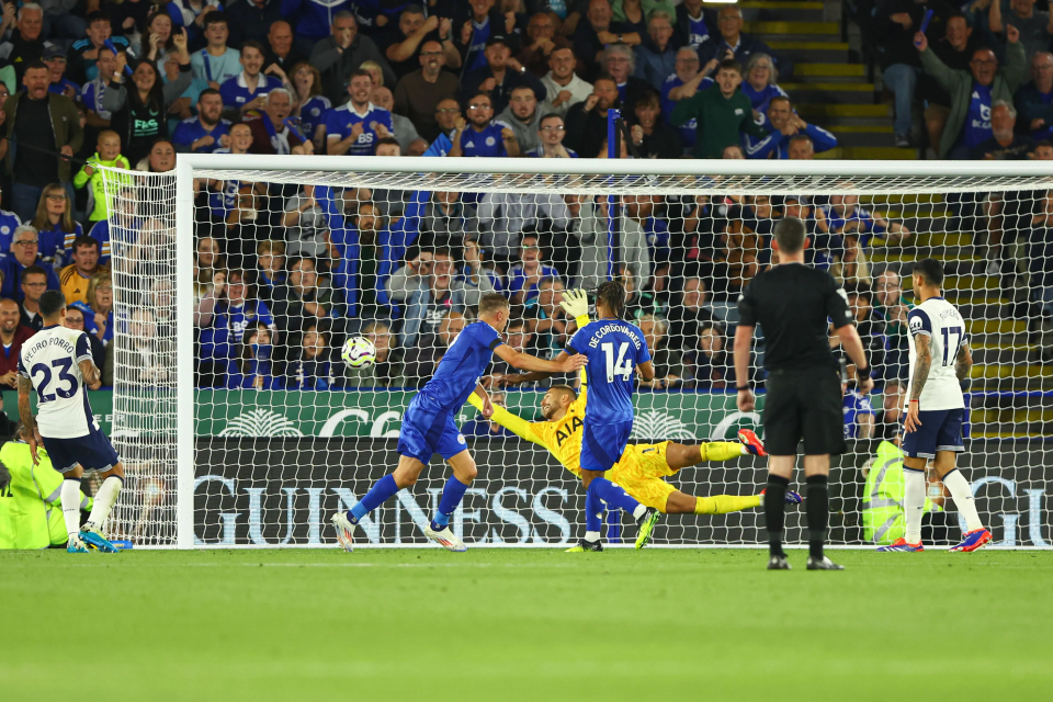 Jamie Vardy scored to earn Leicester a point