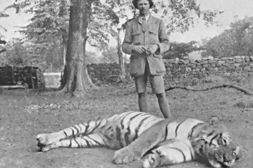 Irish marksman Jim Corbett posing near the dead body of the Champawat tiger