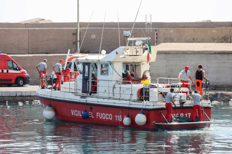 a red and white boat with vigili el fuoco 115 on the side