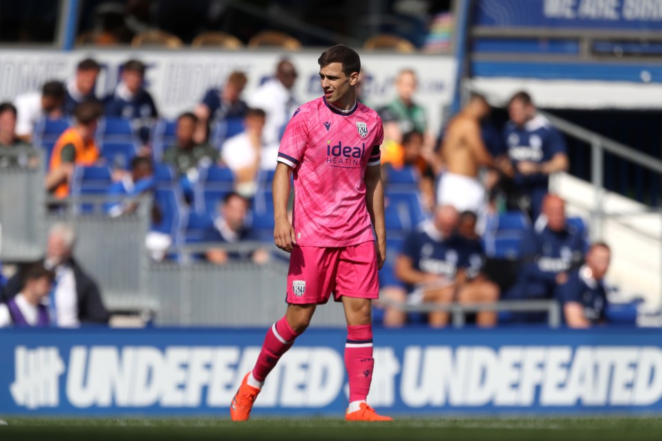 a soccer player wearing a pink shirt that says ideal on it