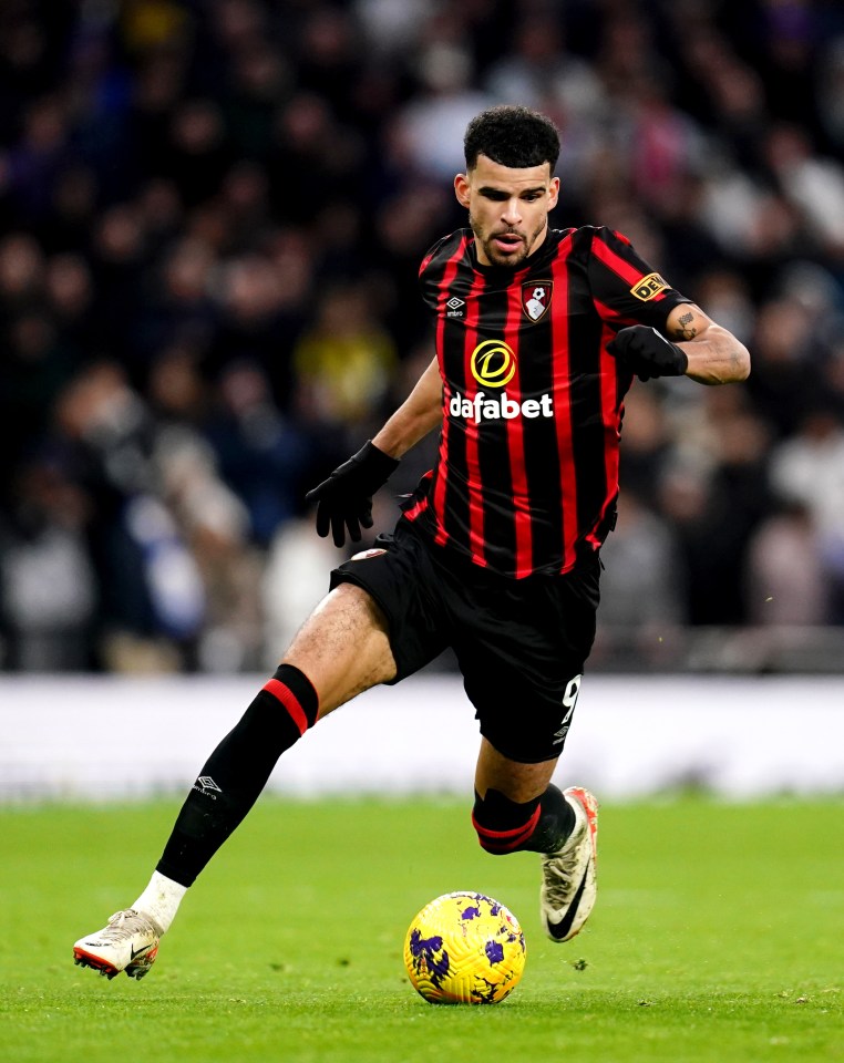 a soccer player wearing a jersey that says dafabet on it