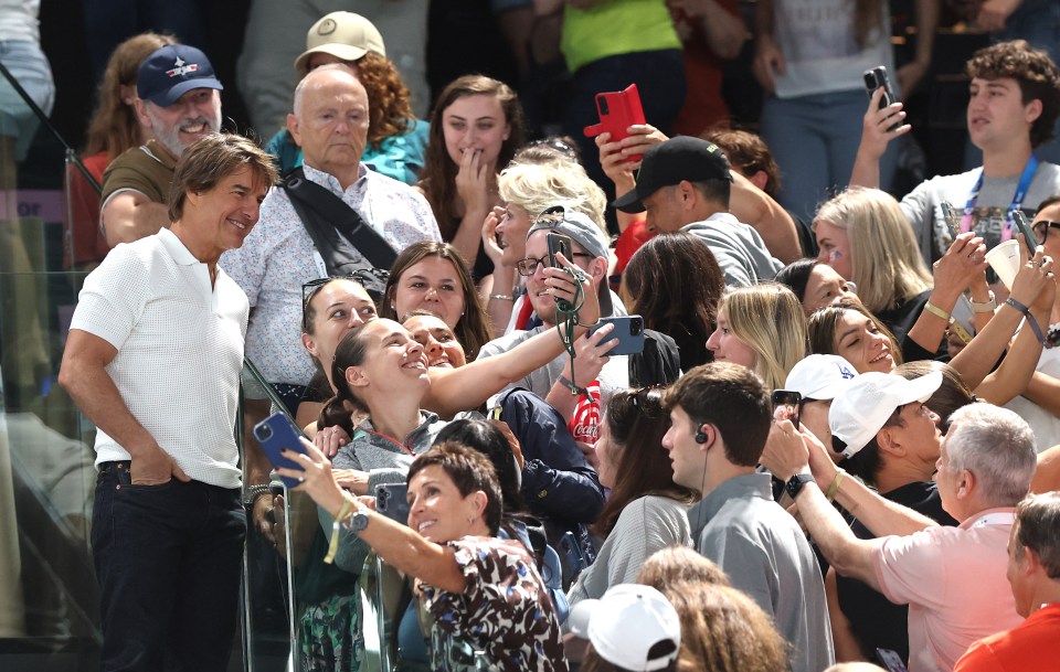 Ever-obliging Cruise posed for selfies with fans