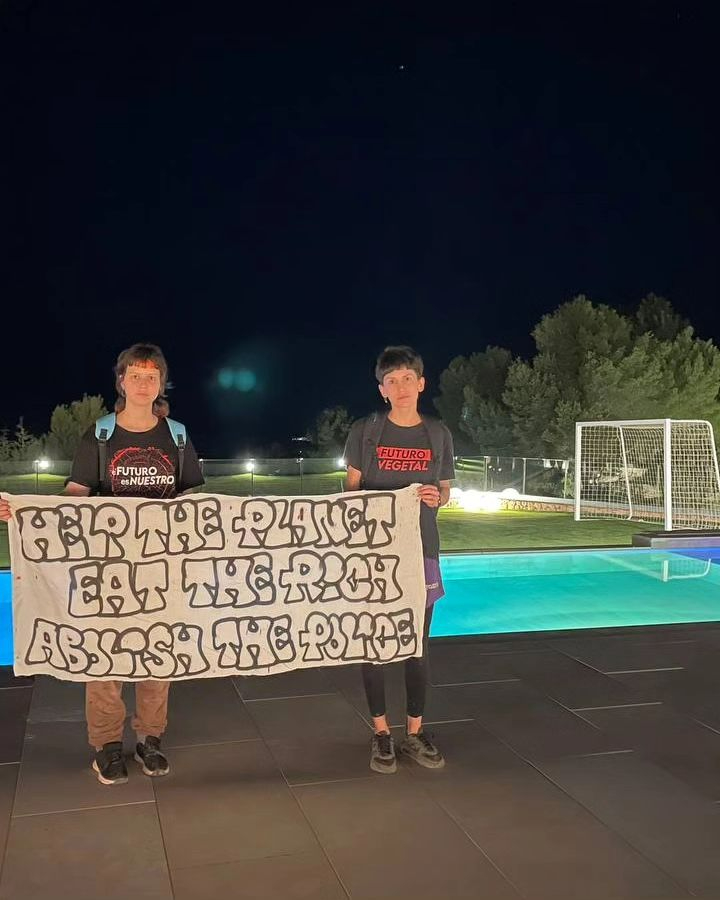 The thugs stood by Messi's pool