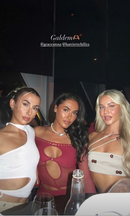 three women are posing for a picture and the caption says " galdem "