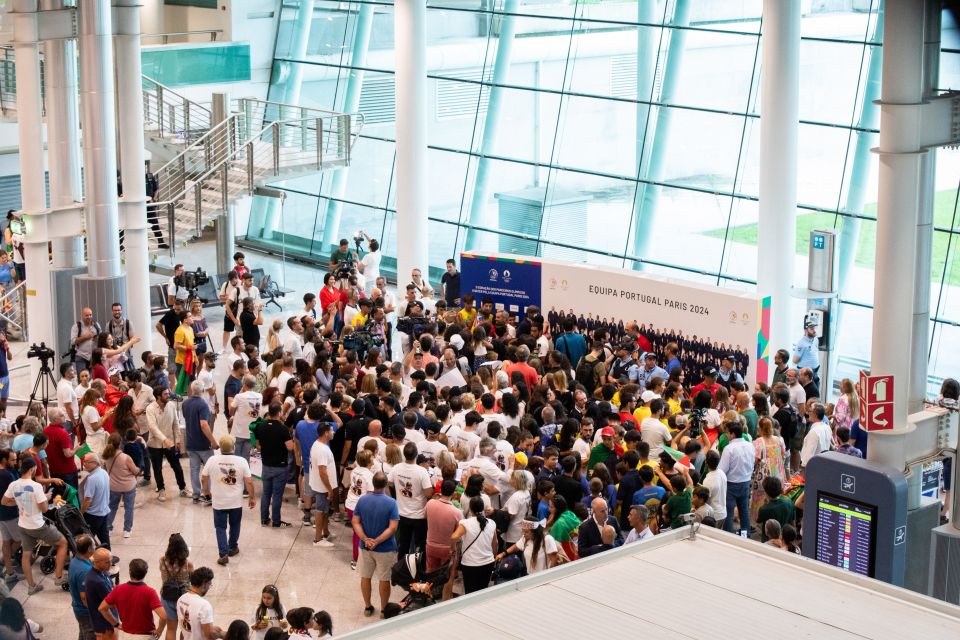 a large group of people are gathered in front of a sign that says equipe portugal paris 2014