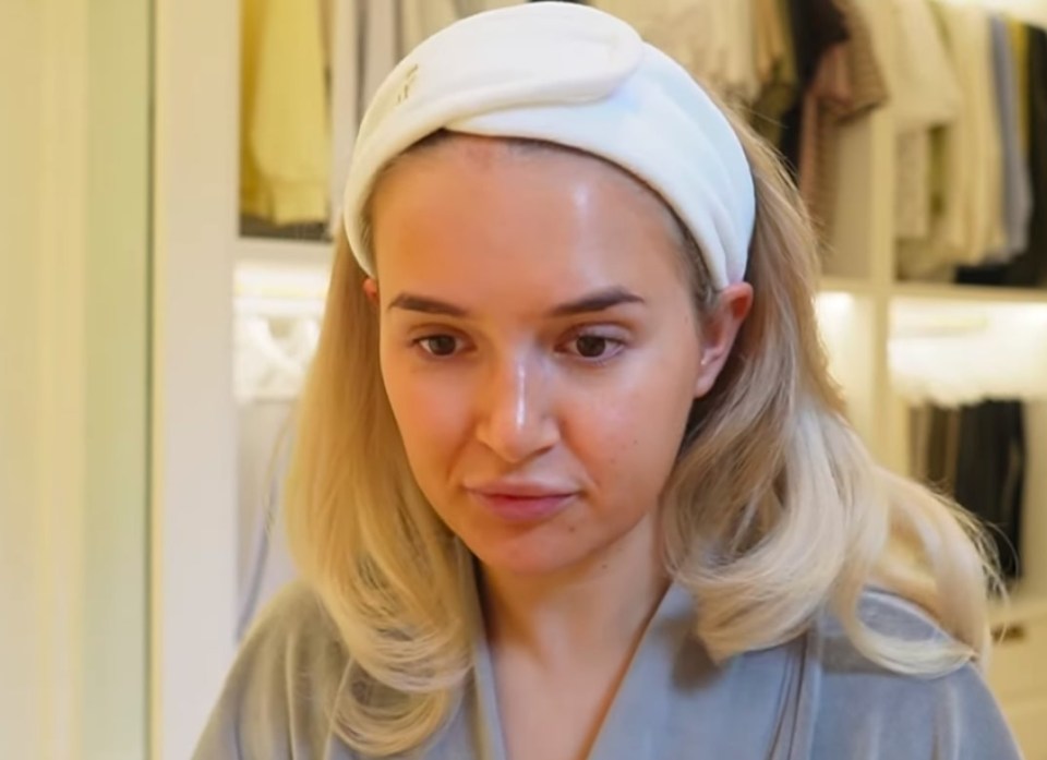 a woman wearing a white headband with the letter t on it