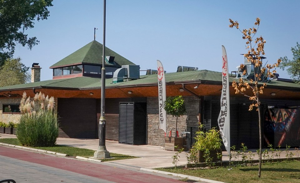 a building with a roof that has a green roof