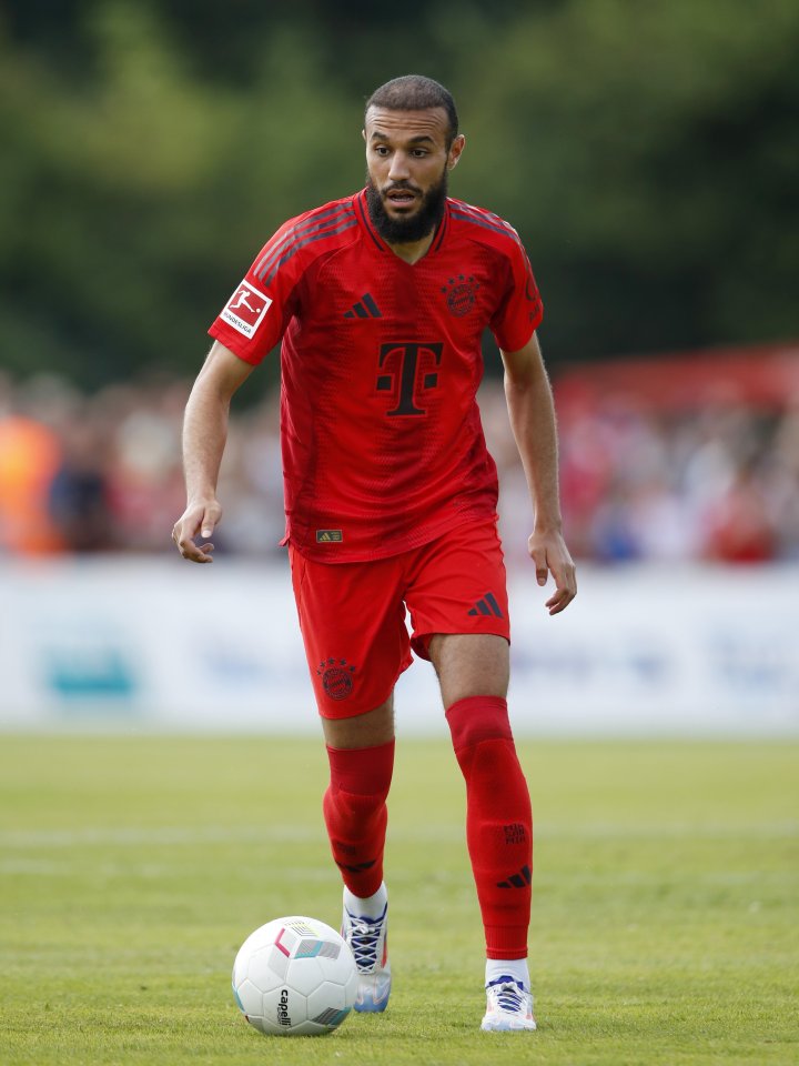 a soccer player in a red jersey with the letter t on it