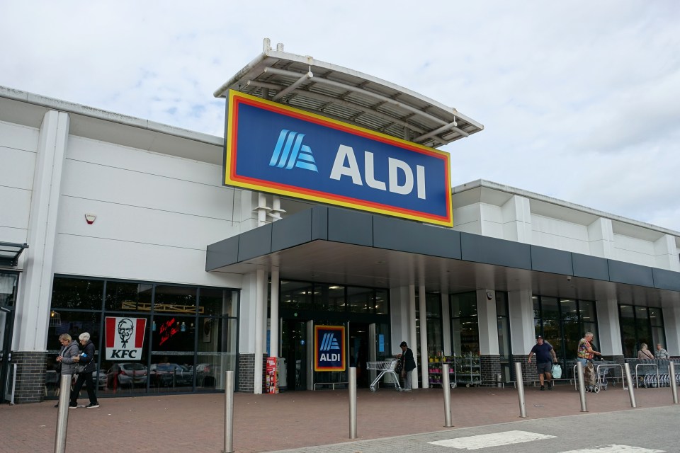 a store front with a sign that says aldi