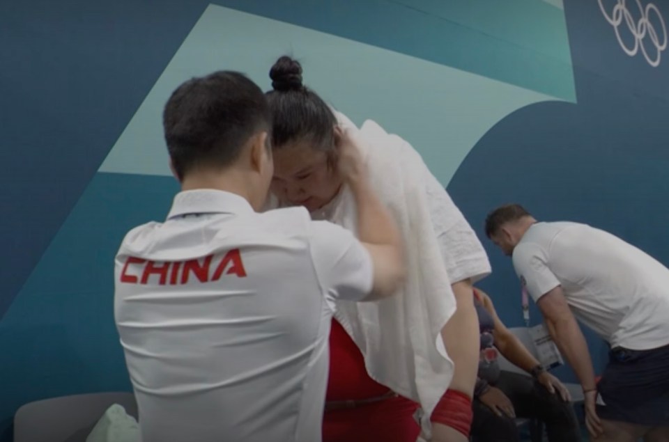 Chinese weightlifter Li Wenwen was repeatedly slapped in the face by her coach prior to her lifts