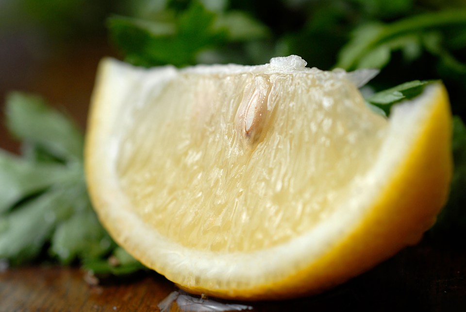 Sniff lemon to feel slimmer: Have a hot lemon tea or burn lemon incense